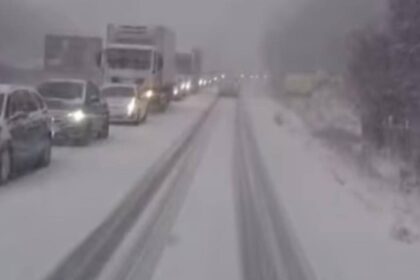 coloane interminabile pe valea oltului ninsorile abundente si un tir au paralizat o portiune din dn7 foto video 6953f0f47a312