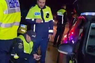 contrabandisti de tigari urmariti de politisti din botosani pana in suceava unde s au rasturnat cu masina doar unul dintre ei a fost prins video 6930052911aa7