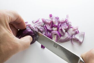 cum poti taia ceapa fara sa lacrimezi trucul pe care trebuie sa l cunoasca orice gospodina 69317eae0cb3c