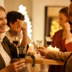 cum trebuie sa se comporte un musafir nu omiteti aceste lucruri cand mergeti intr o vizita reguli de bune maniere 6953a711a12ed