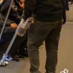 curatenie generala la metrou momentul ireal in care un tanar a inceput sa dea cu aspiratorul printre calatori video 693739d538b54