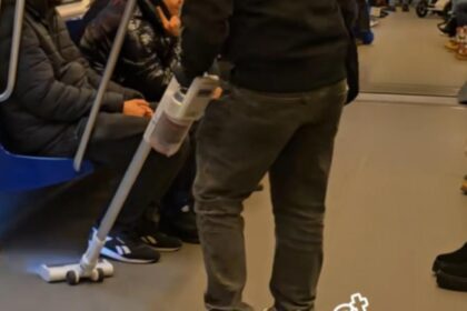 curatenie generala la metrou momentul ireal in care un tanar a inceput sa dea cu aspiratorul printre calatori video 693739d538b54