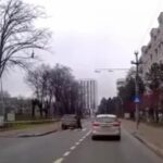 depasire periculoasa pe trecerea de pietoni pieton salvat in ultima clipa 692ef3046be5a