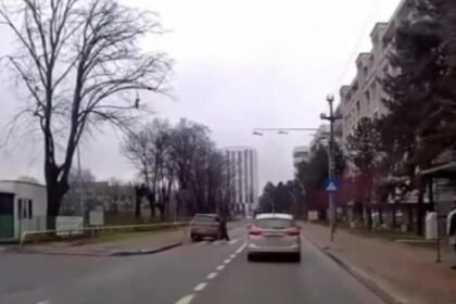 depasire periculoasa pe trecerea de pietoni pieton salvat in ultima clipa 692ef3046be5a