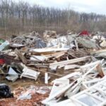 dezastru ecologic langa raul mures un hectar de teren sufocat de gunoaie amenda record pentru o familie din arad 6939a114447a0