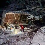 doi barbati au murit dupa ce autoutilitara cu care circulau s a rasturnat intr o rapa de 120 de metri 6954f295cc518