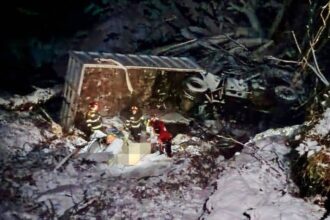 doi barbati au murit dupa ce autoutilitara cu care circulau s a rasturnat intr o rapa de 120 de metri 6954f295cc518