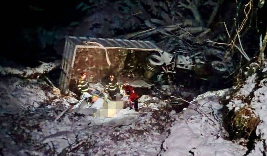 doi barbati au murit dupa ce autoutilitara cu care circulau s a rasturnat intr o rapa de 120 de metri 6954f295cc518