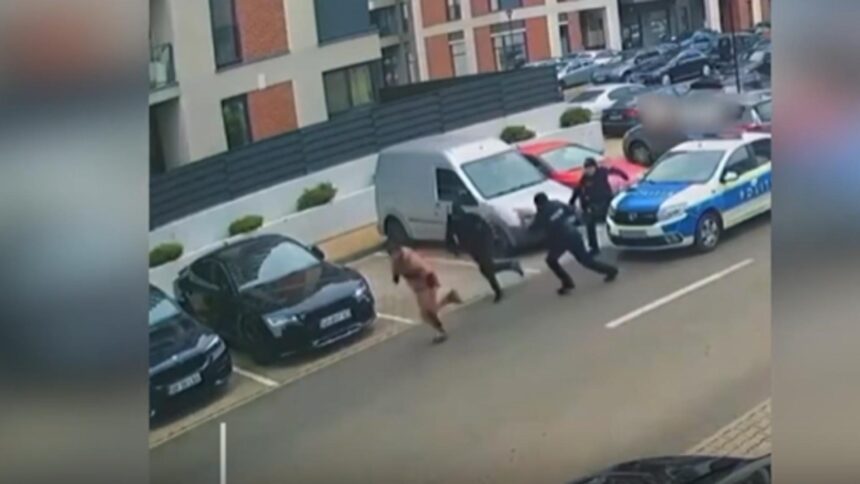 doi pretinsi colindatori au tot incercat usile unui bloc din arad locatarii au chemat politia care i a pus pe fuga 694e3cd732703