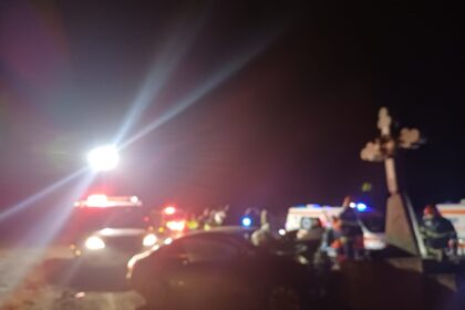 doi tineri au fost grav raniti dupa ce au intrat cu masina intr un monument 694e2742001d1