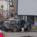 doua masini s au ciocnit in bucium in urma impactului un autoturism a ajuns pe trotuar 6950fd01802a9