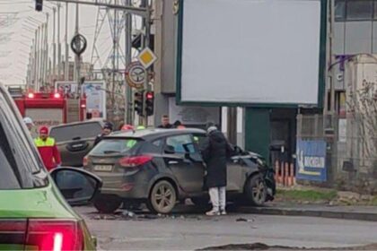 doua masini s au ciocnit in bucium in urma impactului un autoturism a ajuns pe trotuar 6950fd01802a9
