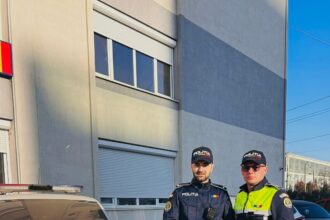 ei sunt politistii care au sarit in bahlui pentru a salva un barbat 69454998909e0