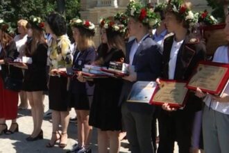 elevii care au obtinut media 10 la evaluarea nationala si la bac rasplatiti de guvern cati bani vor primi 694420e154da4