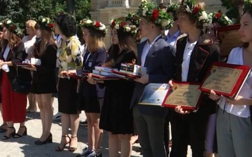 elevii care au obtinut media 10 la evaluarea nationala si la bac rasplatiti de guvern cati bani vor primi 694420e154da4