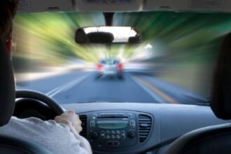 erou la 12 ani un copil a preluat controlul masinii la 100 km h dupa ce mama sa a lesinat la volan 694ff7d138676