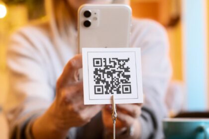 escrocheriile cu coduri qr se extind in romania metodele folosite de infractori si greselile care pot costa scump 695421f5cb3b0