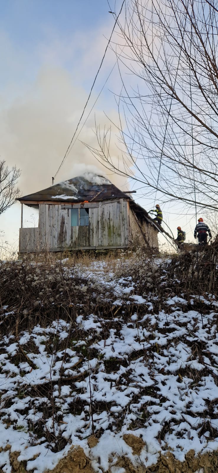 fara un acoperis deasupra capului in plina iarna o casa din scobinti a fost cuprinsa de flacari 69529a4d8393f