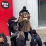 femeie imobilizata de jandarmi la parada de 1 decembrie de la constanta devenise recalcitranta video 692db2ffd276c