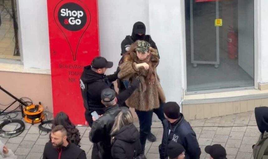 femeie imobilizata de jandarmi la parada de 1 decembrie de la constanta devenise recalcitranta video 692db2ffd276c