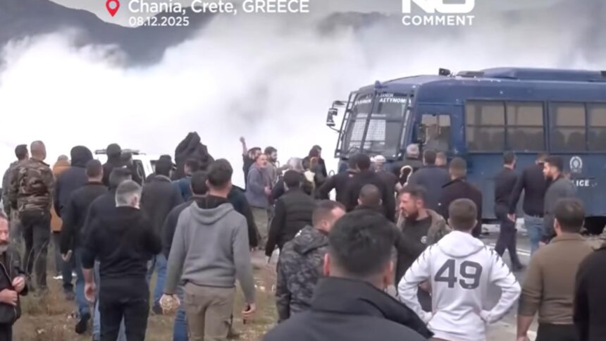 fermieri greci in conflict cu autoritatile aeroport inchis si drumuri blocate in creta proteste violente video 6937f95a9b02d