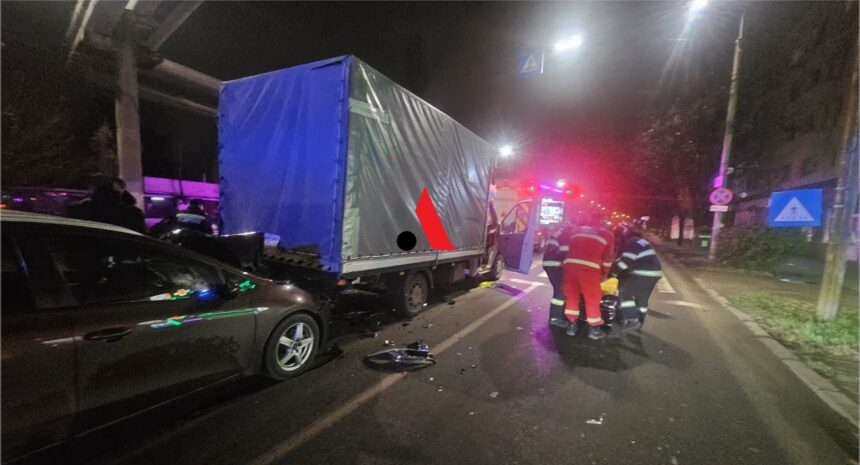 foto accident in zona bularga un ranit dupa ce un autoturism a lovit o autoutilitara 692dea2212145