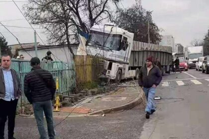 foto video accident la siraj un tir a intrat in plin intr un gard 692edca878045