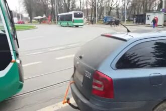 foto video trafic blocat in copou un sofer si a parcat masina aproape de linia de tramvai si a disparut 69300b12ae3ea