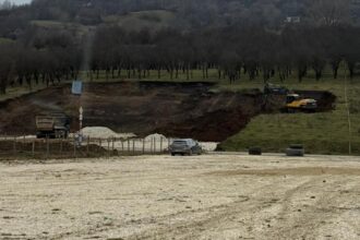 halucinant doi antreprenori au facut parcare inalbia unui rau garda de mediu a intervenit la timp foto 6939adf9e76fe