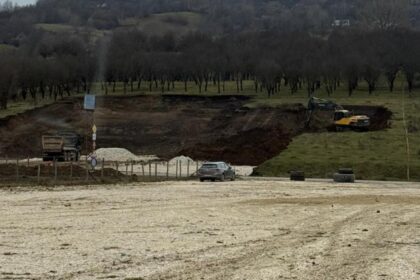 halucinant doi antreprenori au facut parcare inalbia unui rau garda de mediu a intervenit la timp foto 6939adf9e76fe