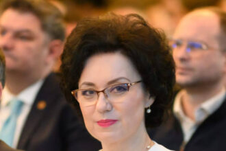 hotnews luciana antoci fosta sefa a isj iasi in carti pentru a deveni ministru al educatiei 6949aead7bcdc