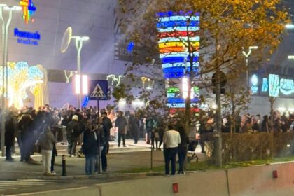 incendiu la mall promenada din bucuresti oamenii au iesit din centrul comercial pompierii intervin de urgenta 69307cc59b8b7