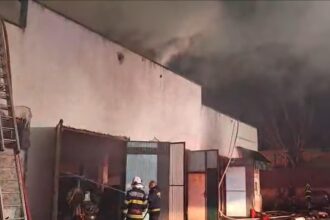 incendiu masiv intr o hala din vaslui interventie de amploare a pompierilor video 693d1703a57be