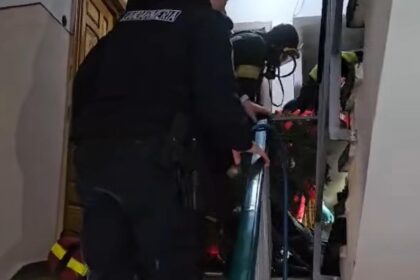 incendiu mortal in bloc barbat de 42 de ani gasit fara viata pompierii au fost nevoiti sa sparga usa video 694b870d096cf