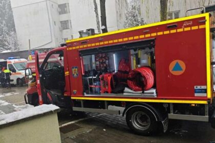 incendiu puternic in ajun de craciun intr un bloc mai multi locatari evacuati focul ar fi fost provocat intentionat 694c138dbd2d2