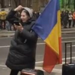 incident la mitingul din piata victoriei ce a patit o protestatara care a venit cu drapelul romaniei si a pus muzica patriotica video 693dc7e667f82