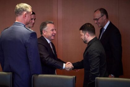 intalnire cruciala la berlin intre volodimir zelenski si oficiali americani soarta razboiului pe masa discutiilor 693f026f7041f