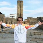 jackie chan a purtat torta olimpica prin ruinele orasului pompei 6949a7a293b50