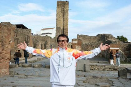 jackie chan a purtat torta olimpica prin ruinele orasului pompei 6949a7a293b50