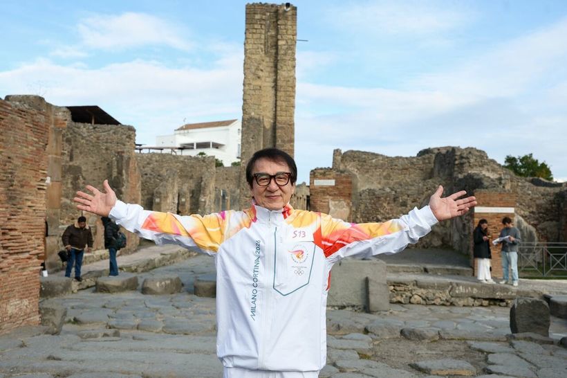 jackie chan a purtat torta olimpica prin ruinele orasului pompei 6949a7a293b50