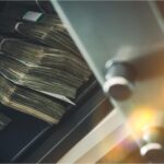 jaf ca in filme in cluj napoca un barbat s a deghizat in livrator de mancare si a intrat intr o locuinta de unde a furat un seif cu 40 000 de euro 694aaab7e9c32