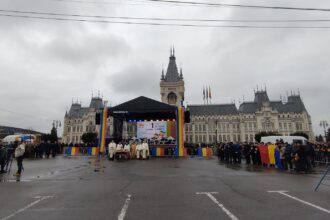 live video ziua nationala la iasi cateva mii de oameni in fata palatului culturii 692d5d958dea4