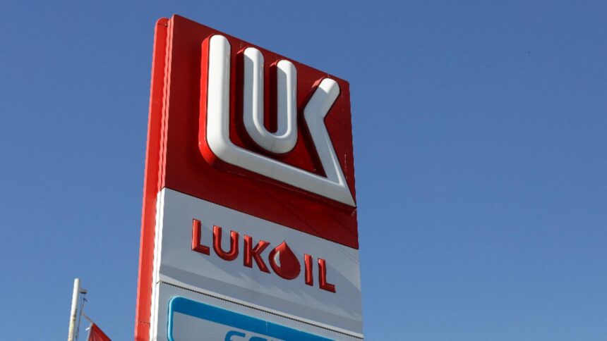 lukoil negociaza o tranzactie fara bani cu o banca din sua acordul ar putea necesita aprobarea lui vladimir putin 693bb1869fe07