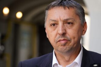 ministrul educatiei daniel david si a dat demisia dupa un an nemultumit de taierea fondurilor cine l ar putea inlocui 6949d674037d3