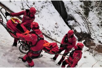 misiune dificila a salvamontistilor in zona inalta din masivul cehlau o persoana este inconstienta si nu se poate interveni cu elicopterul din cauza vremii 692ecb40ac101