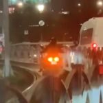 momentul in care un motociclist din capitala circula pe linia de tramvai in timp ce garnitura se apropie din spatele lui video 6930d1428029e