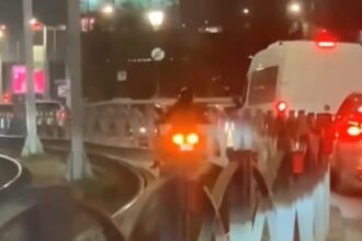 momentul in care un motociclist din capitala circula pe linia de tramvai in timp ce garnitura se apropie din spatele lui video 6930d1428029e