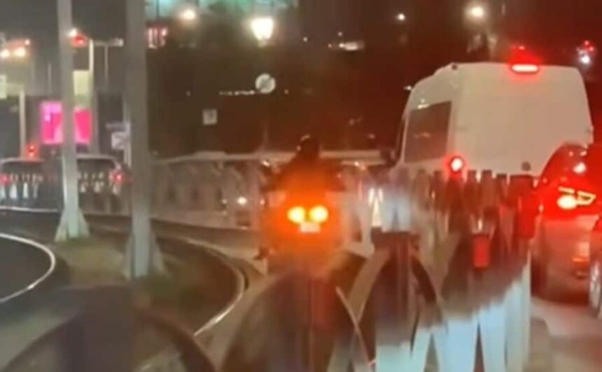 momentul in care un motociclist din capitala circula pe linia de tramvai in timp ce garnitura se apropie din spatele lui video 6930d1428029e