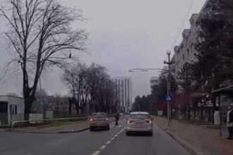 momentul in care un sofer din iasi evita un pieton care traversa regulamentar si se urca cu masina pe trotuar video 692e3187de7af