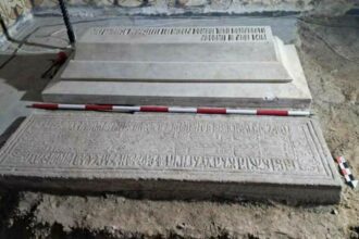 mormantul lui mircea cel batran deschis dupa aproape o suta de ani ce au gasit arheologii valceni in interiorul lui 693a0b8e5cefd